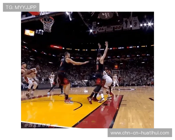 巴特勒强行上篮造成犯规，热火稳住领先